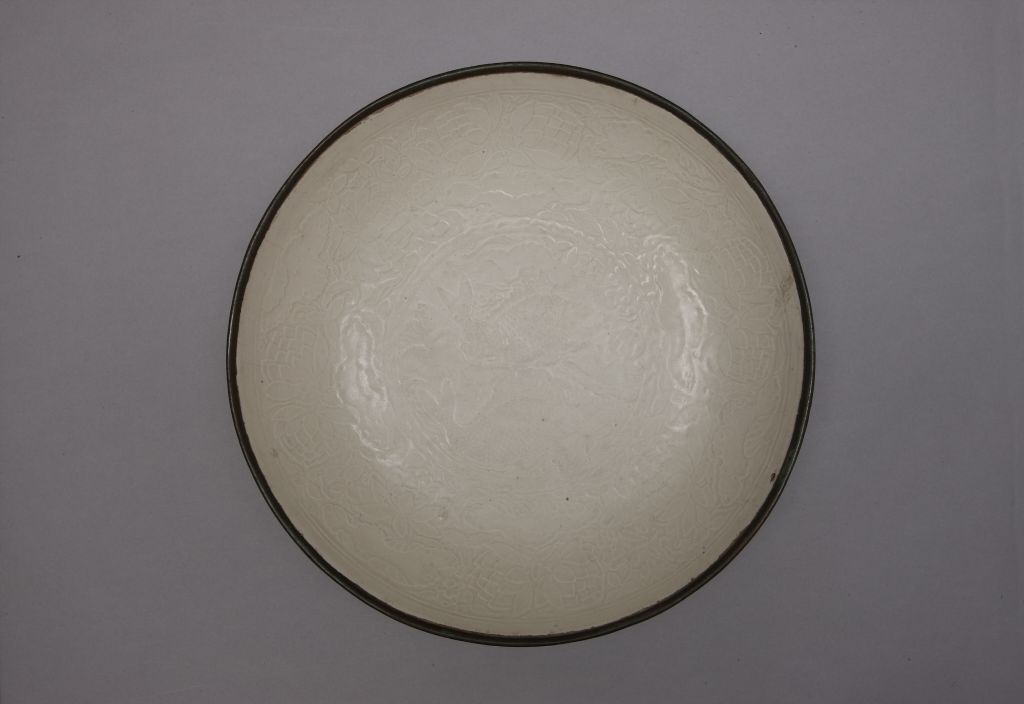 图片[2]-Dingyao white glaze printing lotus and fish pattern plate-China Archive